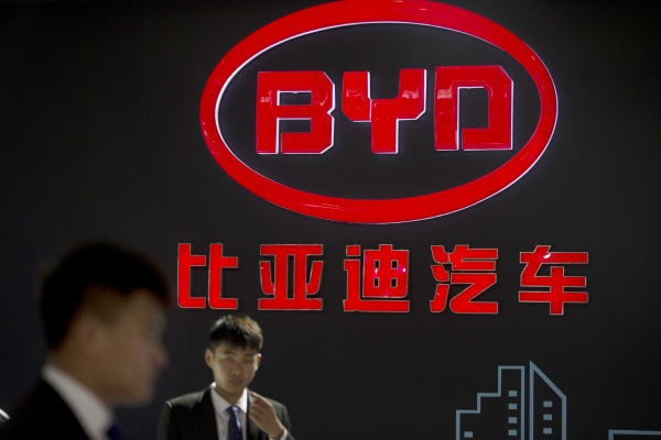 ▲2016년 4월 25일 중국 베이징에서 열린 베이징 국제모터쇼에서 비야디(BYD) 직원들이 회사 로고 옆에 서 있다. 베이징/AP뉴시스
