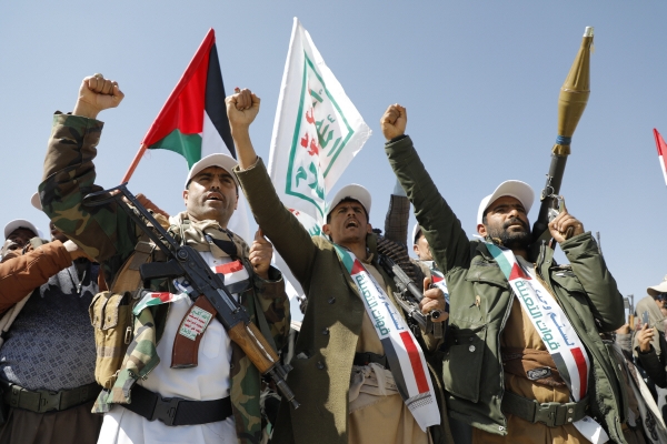 ▲예멘 후티 반군이 20일(현지시간) 북서부 암란 지역에서 행진하고 있다. 암란(예멘)/EPA연합뉴스
