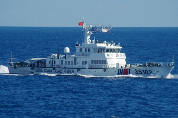 ▲2016년 8월 6일 한 중국 해안경비대 선박이 일본이 점유 중인 센카쿠열도(중국명 댜오위다오) 근처를 항해하고 있다. 당시 일본은 230척의 중국 어선이 센카쿠열도 주변에 떼지어 있는 것을 발견하고 항의서를 제출했다고 성명을 통해 밝혔다. (AP/뉴시스)
