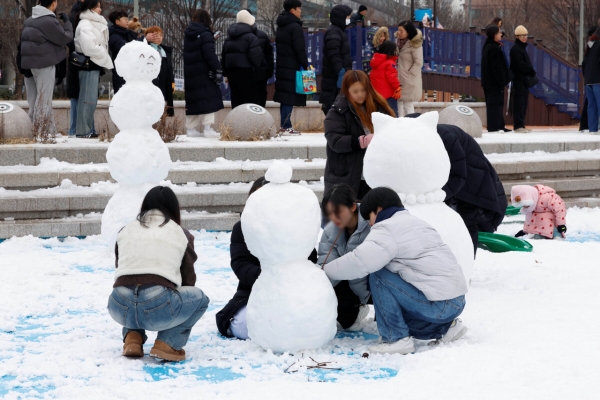 ▲크리스마스인 25일 서울 광진구 뚝섬한강공원 눈썰매장을 찾은 시민들이 눈사람을 만들고 있다. (조현호 기자 hyunho@)

