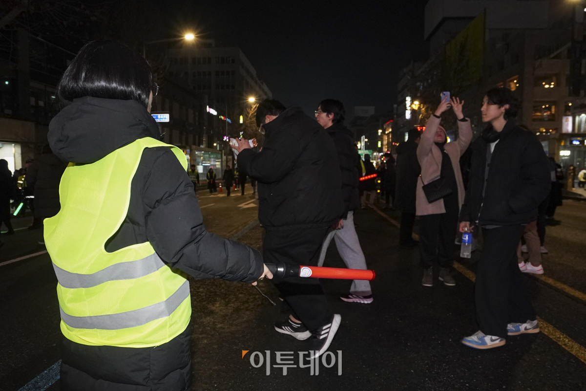 ▲2023년 마지막 날인 31일 오후 서울 종로구 보신각 일대에서 제야의 종 타종행사를 앞두고 도로가 통제되고 있다. 사진공동취재단