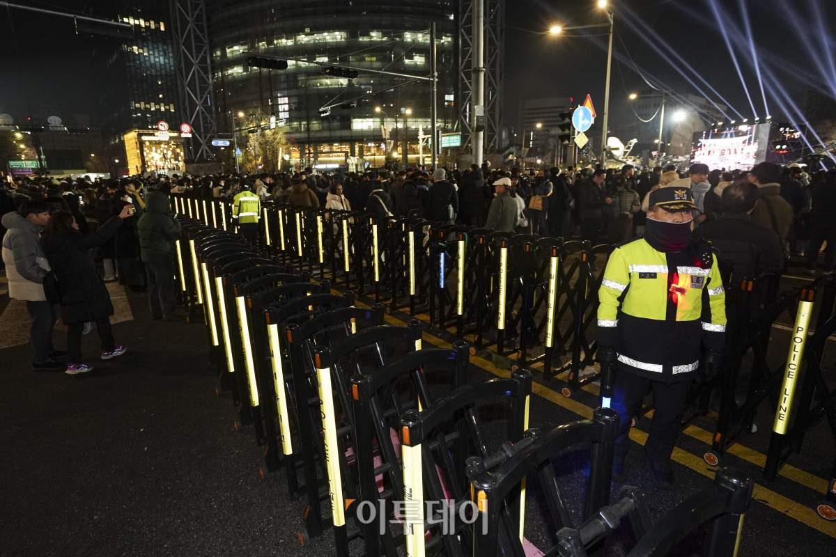 ▲2023년 마지막 날인 31일 오후 서울 종로구 보신각 일대에서 제야의 종 타종행사를 앞두고 도로가 통제되고 있다. 사진공동취재단