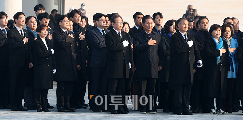 ▲이재명 더불어민주당 대표가 새해 첫 날인 1일 서울 동작구 국립현충원에서 참배하고 있다. 고이란 기자 photoeran@