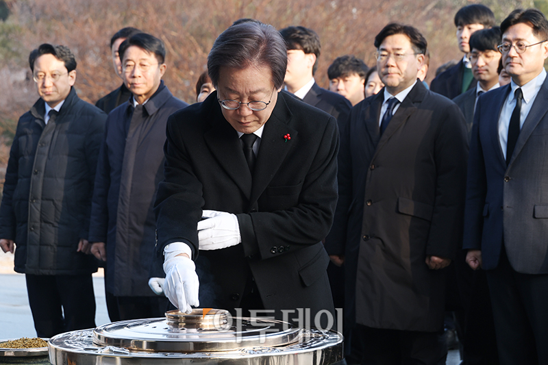 ▲이재명 더불어민주당 대표가 새해 첫 날인 1일 서울 동작구 국립현충원에서 참배하고 있다. 고이란 기자 photoeran@