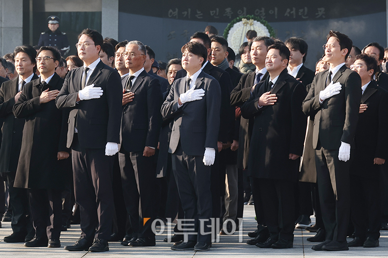 ▲이준석 국민의힘 전 대표가 새해 첫 날인 1일 서울 동작구 국립현충원에서 참배를 하고 있다. 고이란 기자 photoeran@