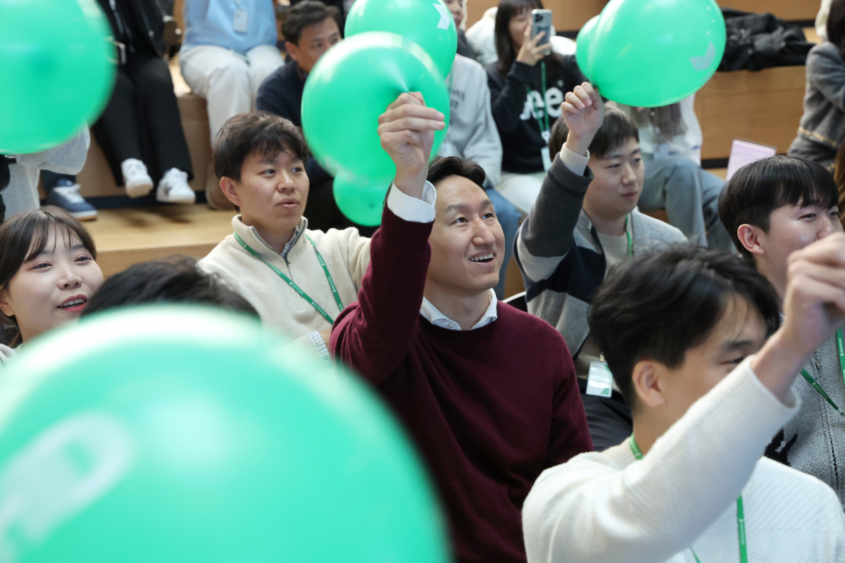 ▲정기선(가운데) HD현대 부회장이 지난달 22일 열린 임직원 노래 경연대회 ‘보이스 인 GRC(Voice in GRC)’에서 환호를 보내고 있다. (사진제공=HD현대 SNS)