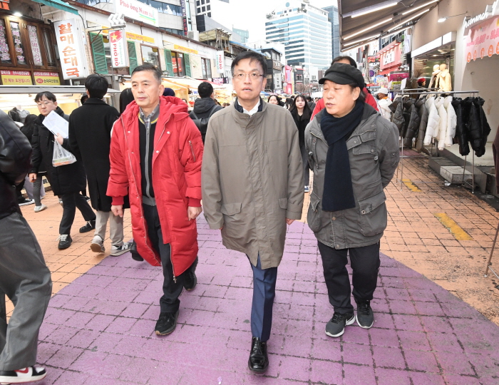 ▲최상목 부총리 겸 기획재정부 장관(가운데)이 1일 오후 취임 첫 민생현장으로 서울 마포구 소재 '홍대 걷고 싶은 거리'를 찾아 상인들로부터 애로사항을 청취하고 있다. (사진제공=기획재정부)