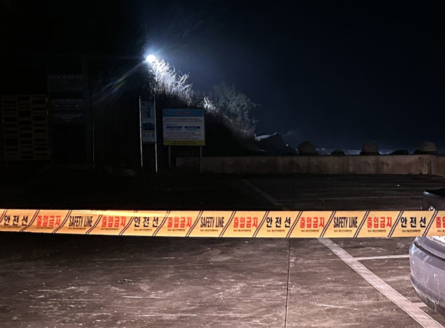 ▲1일 오후 일본 도야마현 북쪽 해역에서 발생한 강진으로 인해 동해안에 지진해일이 닥쳐 해수면 상승 위험이 커지는 가운데 강원 속초지역 해안가에 접근 통제선이 설치돼 있다.  (연합뉴스)