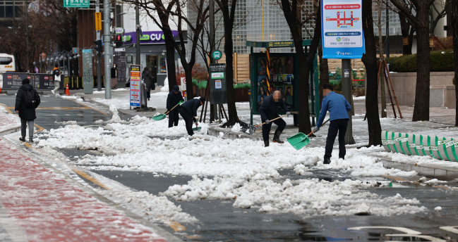 ▲2023년 마지막 날인 31일 서울 청계천 인근에서 작업자들이 밤사이 쌓인 눈을 치우고 있다. (연합뉴스)
