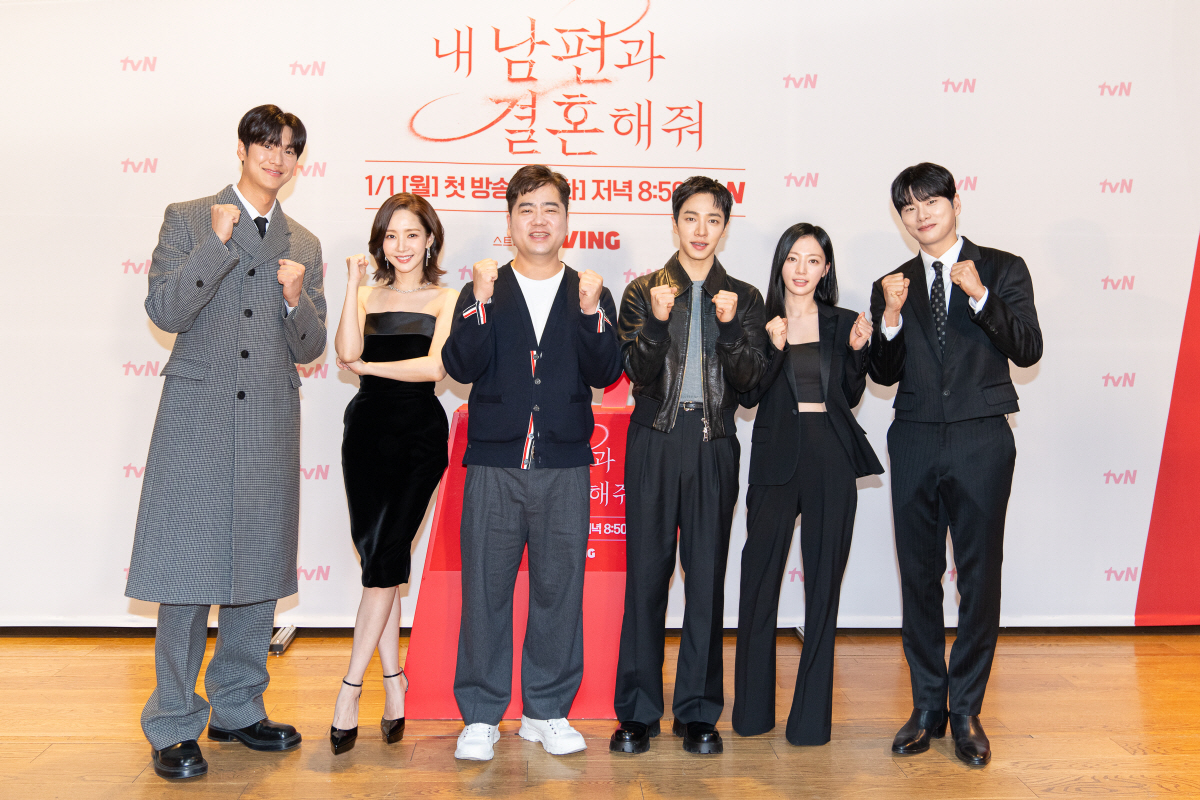 ▲1일 온라인 사전 녹화 방식으로 진행된 tvN 드라마 ‘내 남편과 결혼해줘’ 제작발표회에서 배우 나인우(왼쪽부터), 박민영, 박원국 감독, 배우 이기광, 송하윤, 이이경이 기념 촬영하고 있다. (사진제공=tvN)

