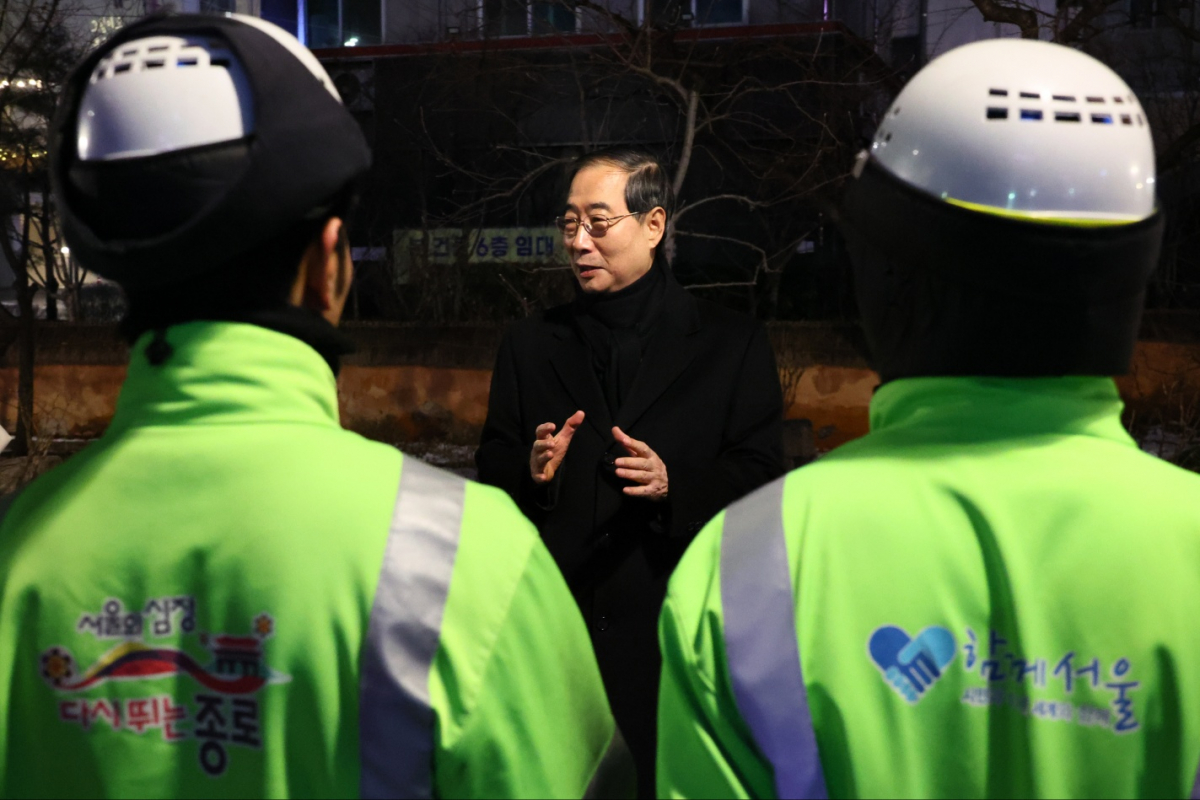 ▲한덕수 국무총리가 1일 새벽 서울 종로구 청진 공원에서 갑진년 첫날 근무에 나선 환경공무원들을 만나 격려하고 있다. (연합뉴스)