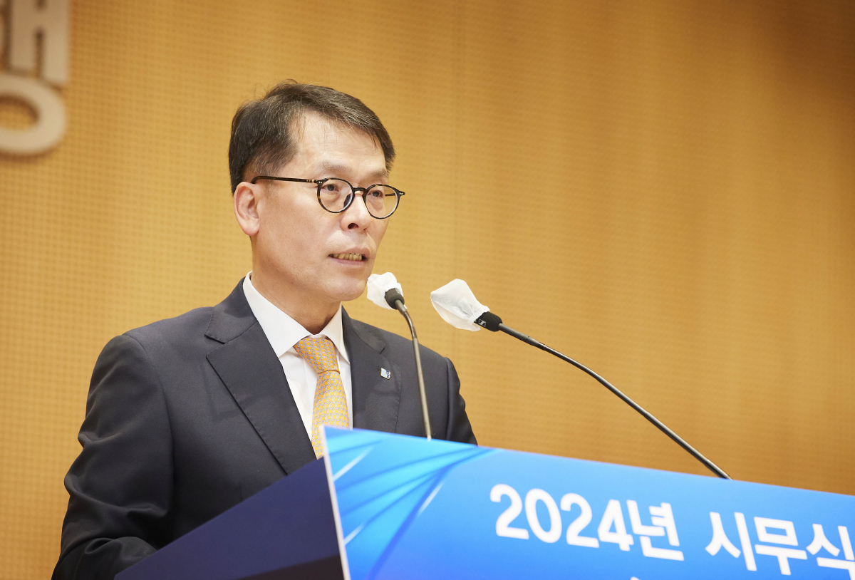 ▲김성태 IBK기업은행장이 2일 서울 중구 기업은행 본점에서 열린 '2024년 시무식'에서 신년사를 하고 있다. (사진제공=IBK기업은행)