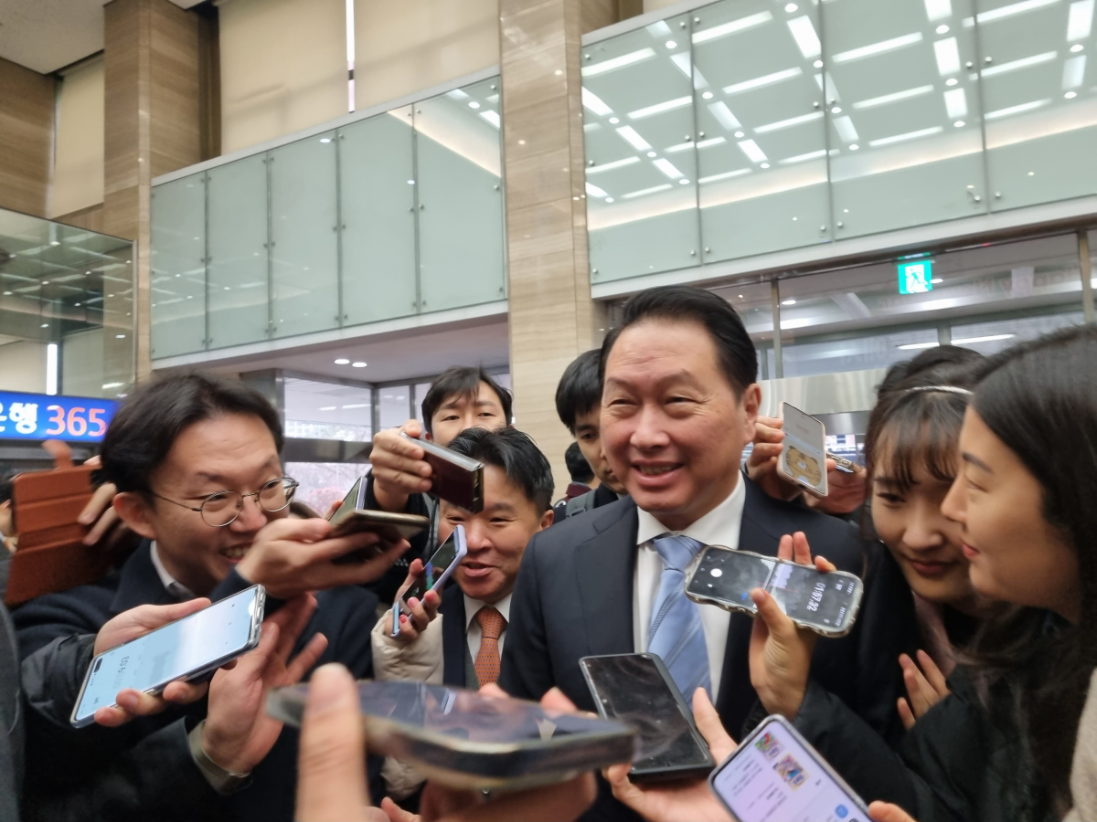 ▲최태원 대한상공회의소 회장 겸 SK그룹 회장이 2일 서울 여의도 중소기업중앙회에서 개최된 '2024년 경제계 신년인사회' 행사장으로 들어서고 있다. (강문정 기자 kangmj@)