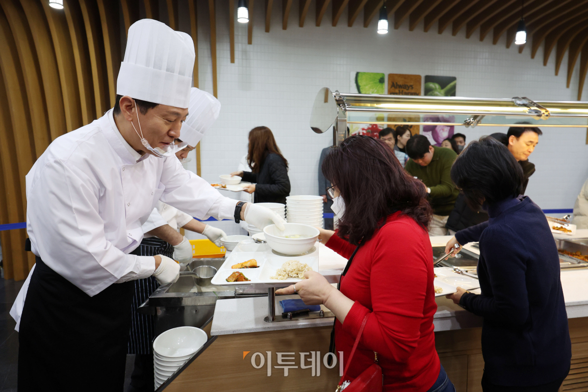 ▲오세훈 서울시장이 2일 2024년 신년을 맞아 서울 중구 서울시청 구내식당에서 직원들에게 떡국을 떠주며 격려하고 있다. 조현호 기자 hyunho@