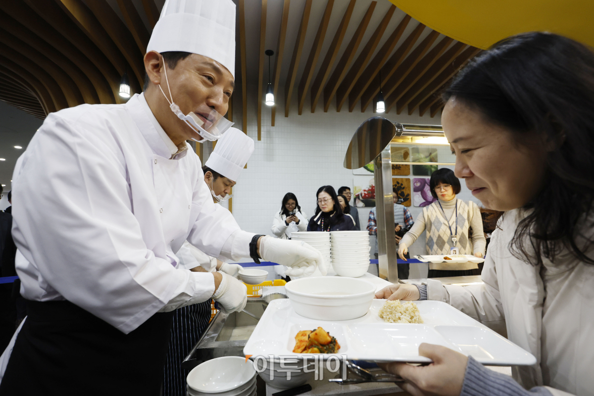 ▲오세훈 서울시장이 2일 2024년 신년을 맞아 서울 중구 서울시청 구내식당에서 직원들에게 떡국을 떠주며 격려하고 있다. 조현호 기자 hyunho@