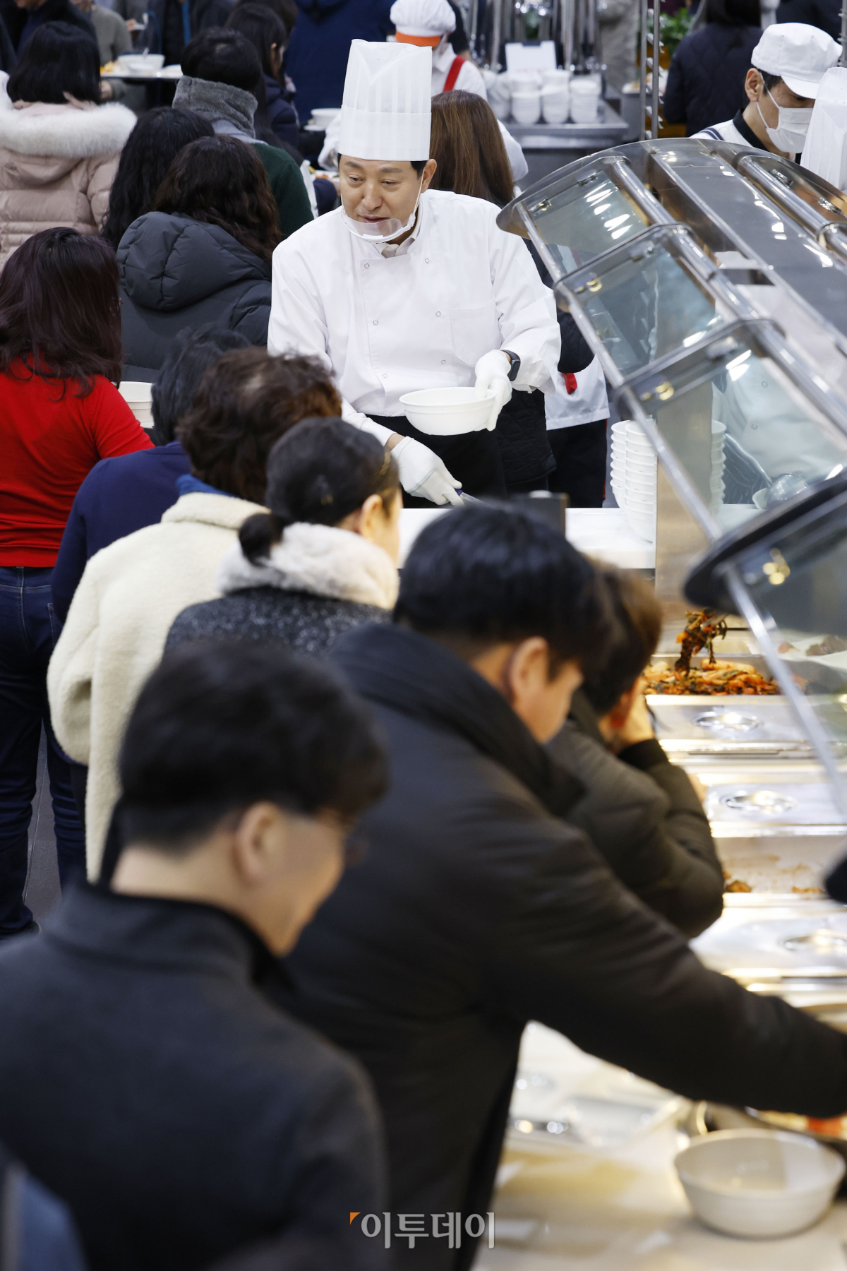 ▲오세훈 서울시장이 2일 2024년 신년을 맞아 서울 중구 서울시청 구내식당에서 직원들에게 떡국을 떠주며 격려하고 있다. 조현호 기자 hyunho@