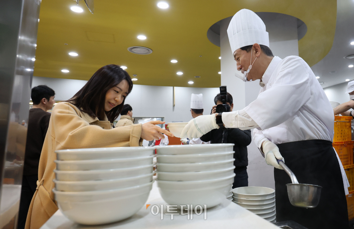 ▲오세훈 서울시장이 2일 2024년 신년을 맞아 서울 중구 서울시청 구내식당에서 직원들에게 떡국을 떠주며 격려하고 있다. 조현호 기자 hyunho@