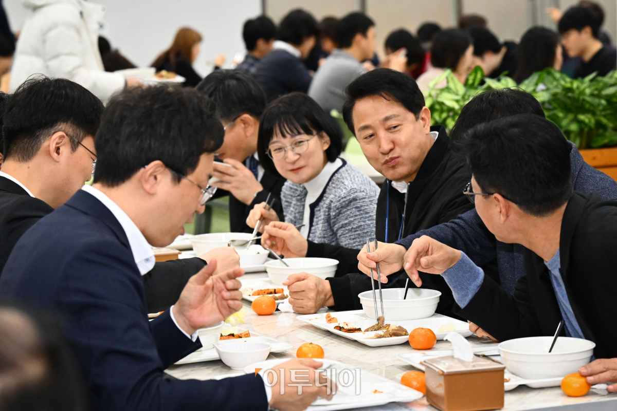 ▲오세훈 서울시장이 2일 서울시청에서 열린 신년 직원격려 구내식당 떡국 행사에서 우수창의제안 수상 공무원들과 함께 식사를 하고 있다. 조현호 기자 hyunho@