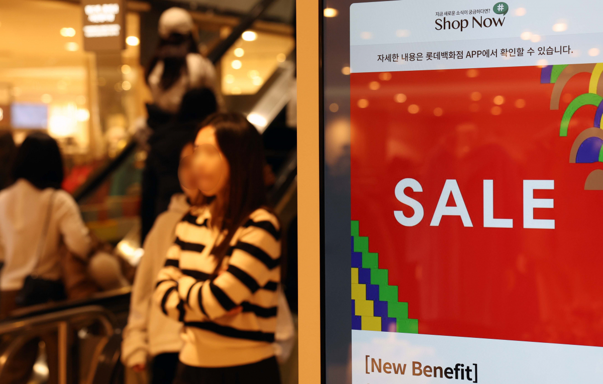 ▲롯데·신세계·현대백화점 등 백화점 업계가 새해 첫 정기 세일에 돌입한 2일 서울 중구 롯데백화점 본점에 세일 안내 문구가 게시돼 있다. 신태현 기자 holjjak@