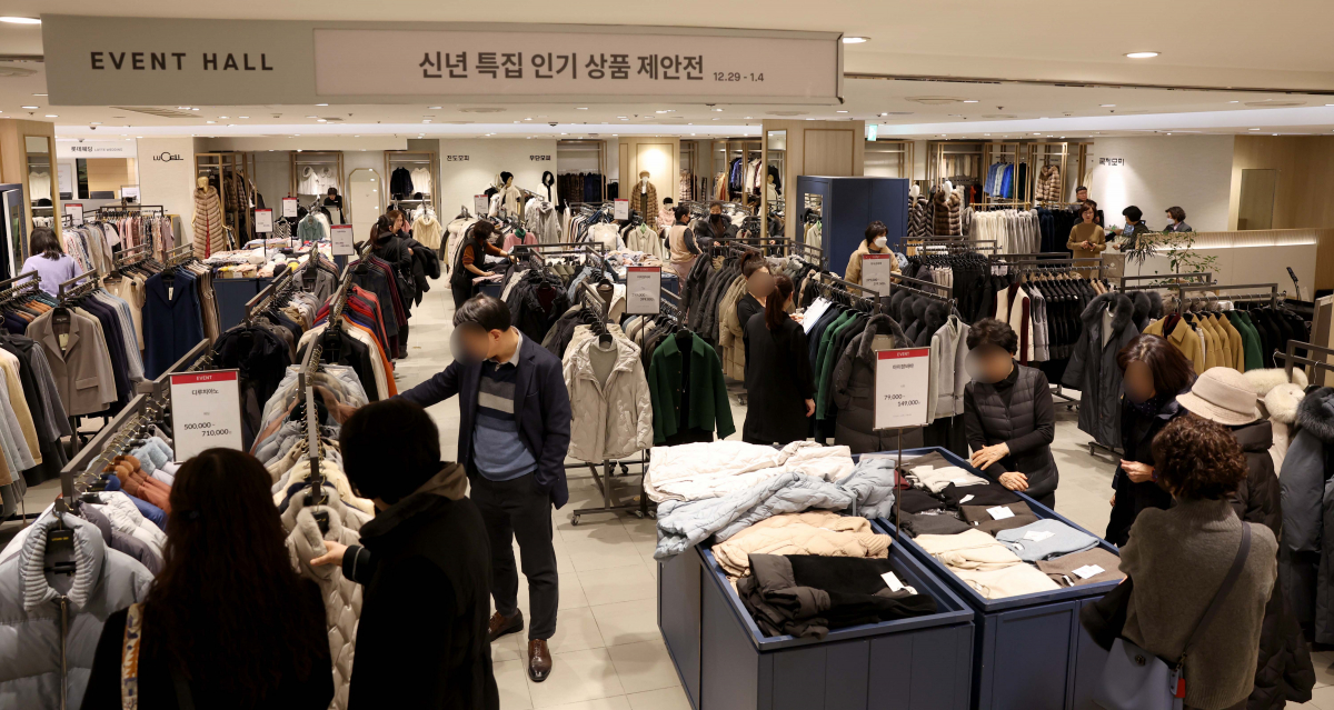 ▲롯데·신세계·현대백화점 등 백화점 업계가 새해 첫 정기 세일에 돌입한 2일 서울 중구 롯데백화점 본점에서 시민들이 할인 제품들을 살펴보고 있다. 신태현 기자 holjjak@