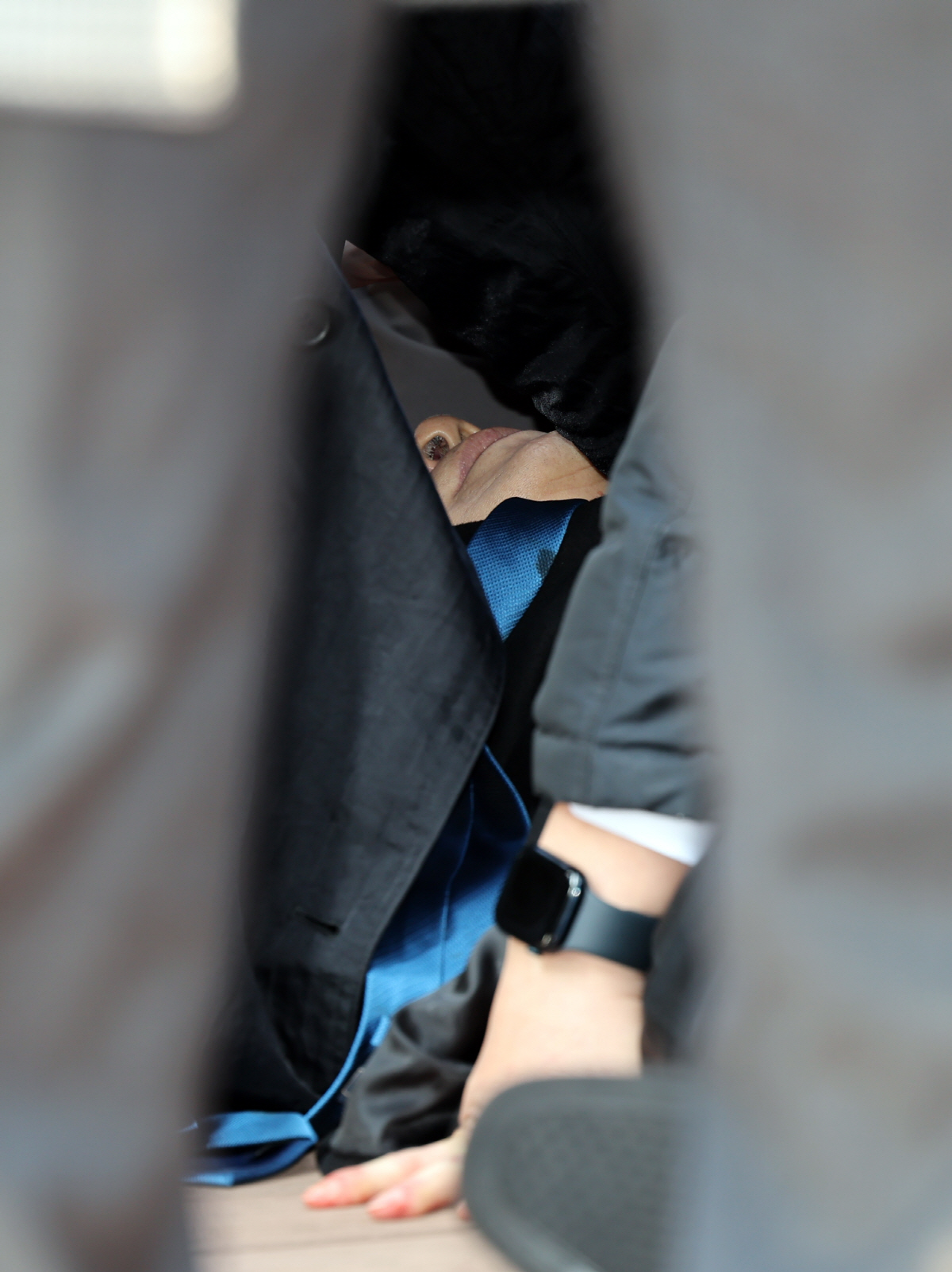 ▲이재명 더불어민주당 대표가 2일 오전 부산 강서구 대항전망대를 방문해 가덕신공항 건설 예정지를 둘러본 뒤 흉기 피습을 당해 쓰러져 있다. (뉴시스)
