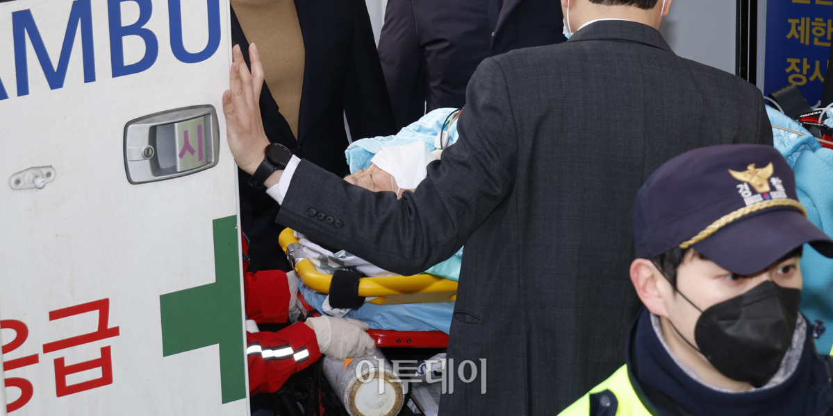 ▲부산에서 신원 미상의 남성에게 피습을 당한 이재명 더불어민주당 대표가 2일 오후 서울 종로구 서울대학교병원 응급의료센터에 이송되고 있다. 조현호 기자 hyunho@