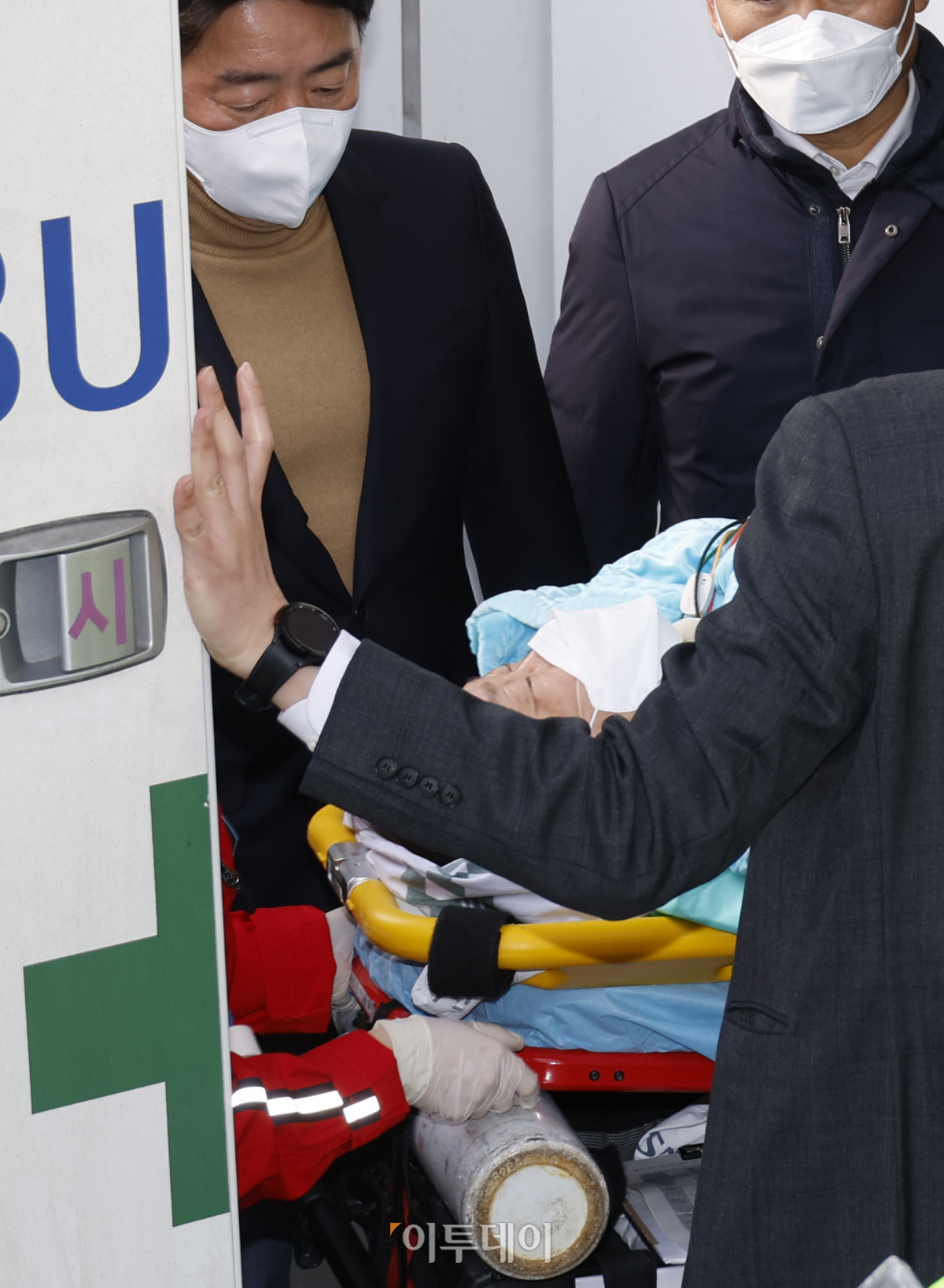 ▲부산에서 신원 미상의 남성에게 피습을 당한 이재명 더불어민주당 대표가 2일 오후 서울 종로구 서울대학교병원 응급의료센터에 이송되고 있다. 조현호 기자 hyunho@