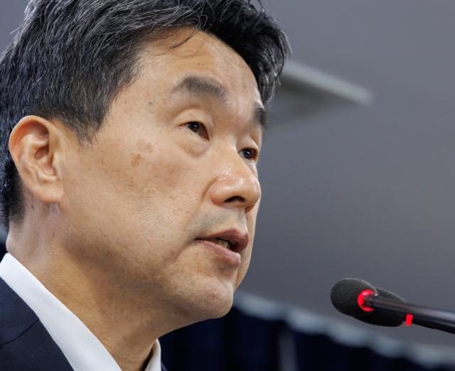 ▲이주호 사회부총리 겸 교육부 장관이 지난해 12월 27일 오전 정부서울청사에서 2028년 대학입시제도 개편 확정안을 발표한 뒤 취재진 질문에 답하고 있다. (연합뉴스)