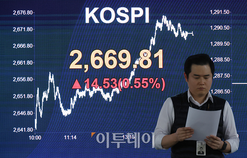 ▲새해 첫 거래일인 2일 서울 여의도 KB국민은행 딜링룸 전광판에 코스피 지수가 전 거래일보다 14.53포인트(0.55%) 오른 2669.81을 나타내고 있다. 원·달러 환율은 전장 대비 12.4원 오른 1300.4원에 거래를 마쳤으며 코스닥 지수는 전 거래일보다 12.36포인트(1.43%) 상승한 878.93에 거래를 마감했다. 고이란 기자 photoeran@