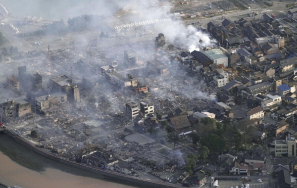 ▲이시카와현 이와지마시의 모습. 화재로 곳곳에서 연기가 올라오고 있다. 연합뉴스
