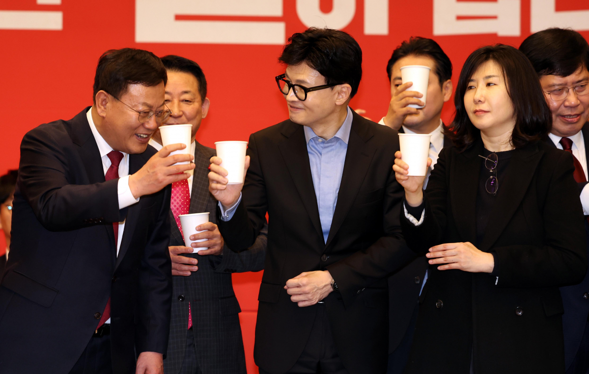 ▲[대전=뉴시스] 조성봉 기자 = 한동훈 국민의힘 비대위원장이 2일 오전 대전 유성구 대전컨벤션센터 제1전시관 중회의장에서 열린 국민의힘 대전시당 신년인사회에서 참석자들과 건배를 하고 있다. 2024.01.02. suncho21@newsis.com