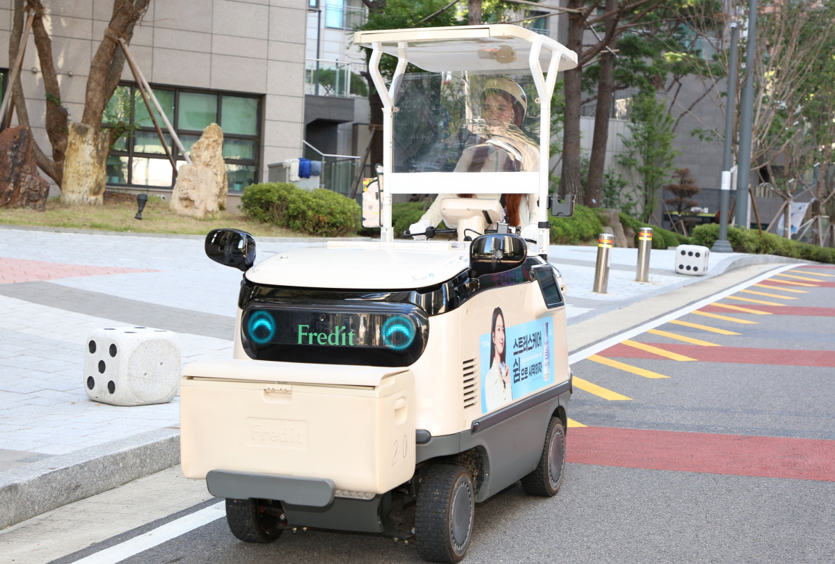 ▲냉장카트 ‘코코’를 타고 제품을 배송 중인 hy ‘프레시 매니저’ (자료제공=hy)