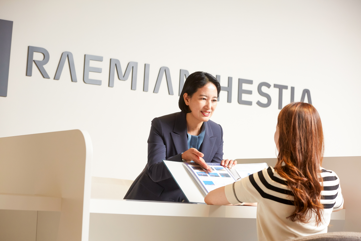 ▲관계자가 헤스티아 라운지에서 고객 응대를 하고 있다. (자료제공=삼성물산)