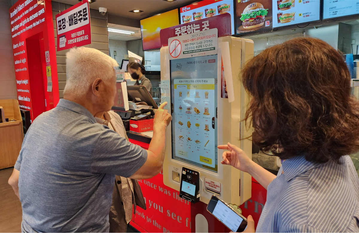 ▲롯데리아가 지난해 3월 고령층의 키오스크 이용 어려움을 해결하기 위해 서울시와 MOU를 체결하고 '천천히 해도 괜찮아요' 캠페인을 벌였다. (자료제공=롯데리아)