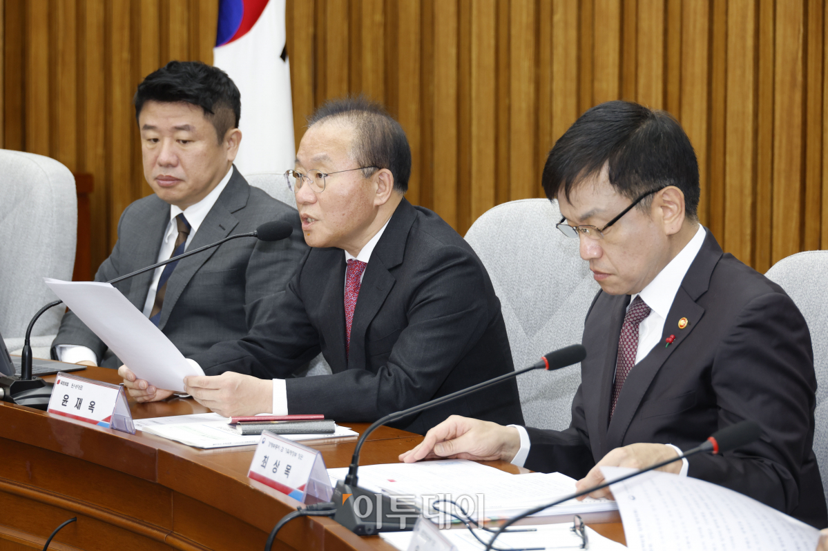 ▲윤재옥 국민의힘 당대표 권한대행이 3일 오전 서울 여의도 국회에서 열린 2024년 경제정책방향 당ㆍ정 협의회에서 인사말을 하고 있다. 조현호 기자 hyunho@