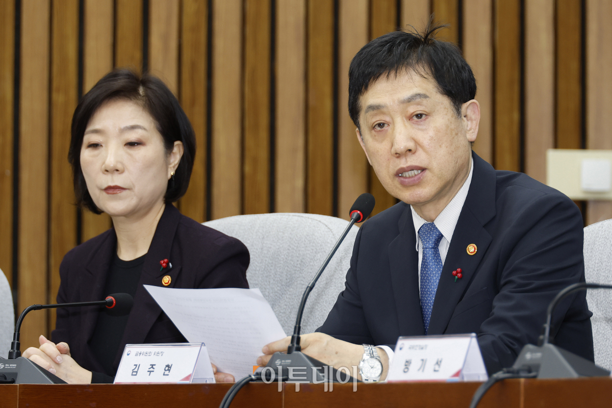 ▲김주현 금융위원장이 3일 오전 서울 여의도 국회에서 열린 2024년 경제정책방향 당ㆍ정 협의회에서 인사말을 하고 있다. 왼쪽은 오영주 중소벤처기업부 장관. 조현호 기자 hyunho@