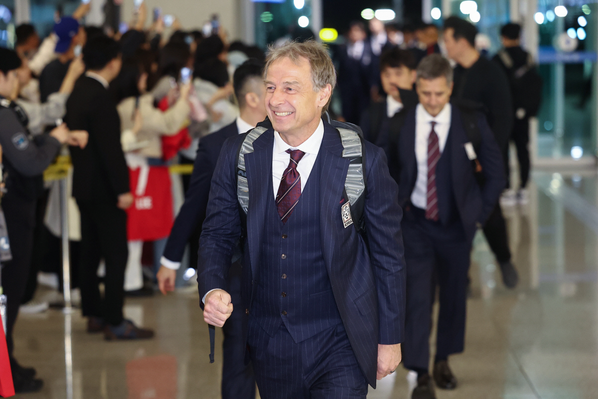 ▲아시아축구연맹(AFC) 아시안컵에 나서는 대한민국 축구 국가대표팀 위르겐 클린스만 감독과 선수들이 2일 인천국제공항 1터미널을 통해 출국하고 있다.(연합뉴스)