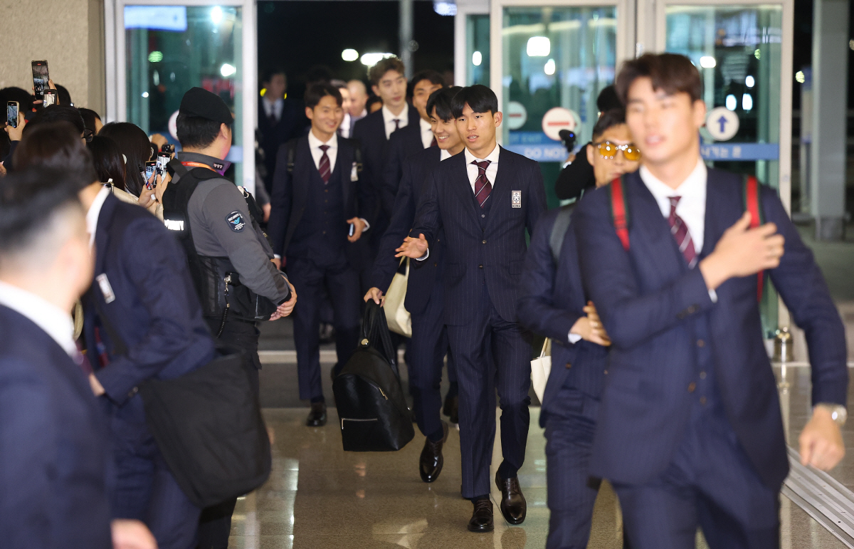▲아시아축구연맹(AFC) 아시안컵에 나서는 대한민국 축구 국가대표팀 선수들이 2일 인천국제공항 1터미널을 통해 출국하고 있다.(연합뉴스)