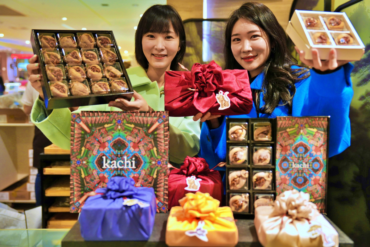 ▲롯데백화점 본점 지하 1층 '가치 서울' 매장에서 모델들이 상품을 소개하고 있다. (사진제공=롯데쇼핑)