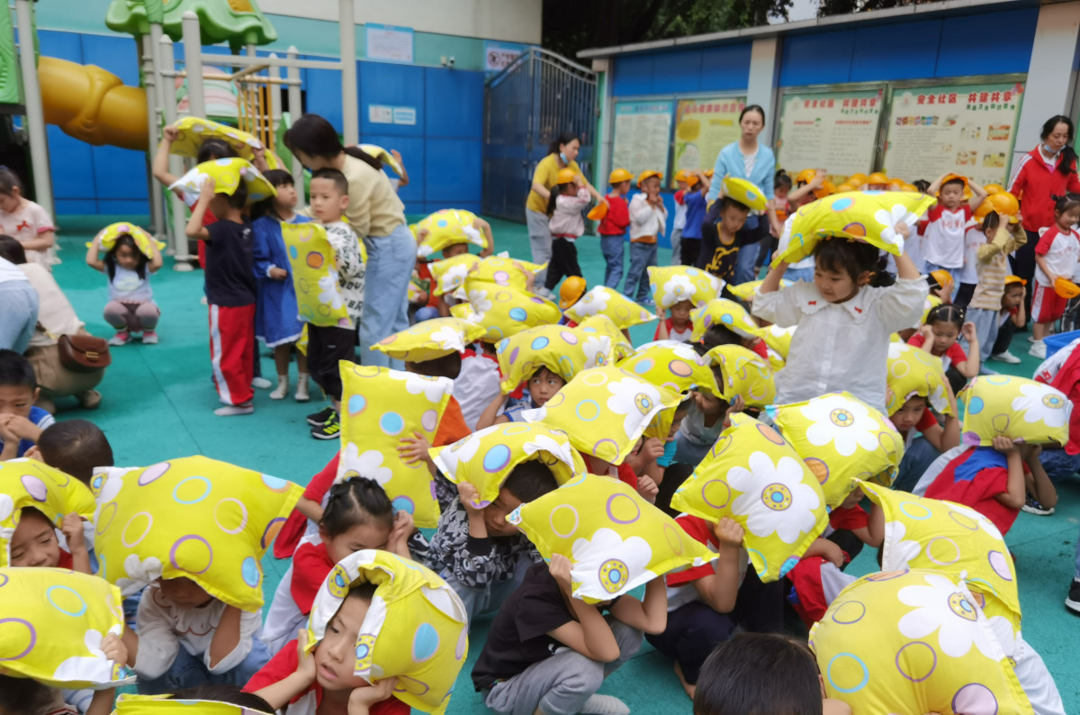 ▲중국 역시 우리나라와 마찬가지로 저출산이 사회문제로 대두됐다. 현재 14억 수준인 인구는 2100년에 5억8000만 명까지 급감할 것으로 전망됐다. 사진은 재난 대피 훈련에 나선 중국 유치원 어린이들 모습. 뉴시스