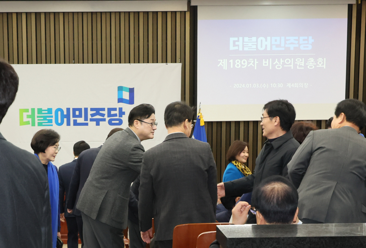 ▲<YONHAP PHOTO-1037> 더불어민주당 비상의원총회    (서울=연합뉴스) 이정훈 기자 = 더불어민주당 홍익표 원내대표가 3일 오전 국회에서 비공개로 열린 비상의원총회에 참석하며 의원들과 인사를 나누고 있다. 2024.1.3    uwg806@yna.co.kr/2024-01-03 10:50:55/<저작권자 ⓒ 1980-2024 ㈜연합뉴스. 무단 전재 재배포 금지.>