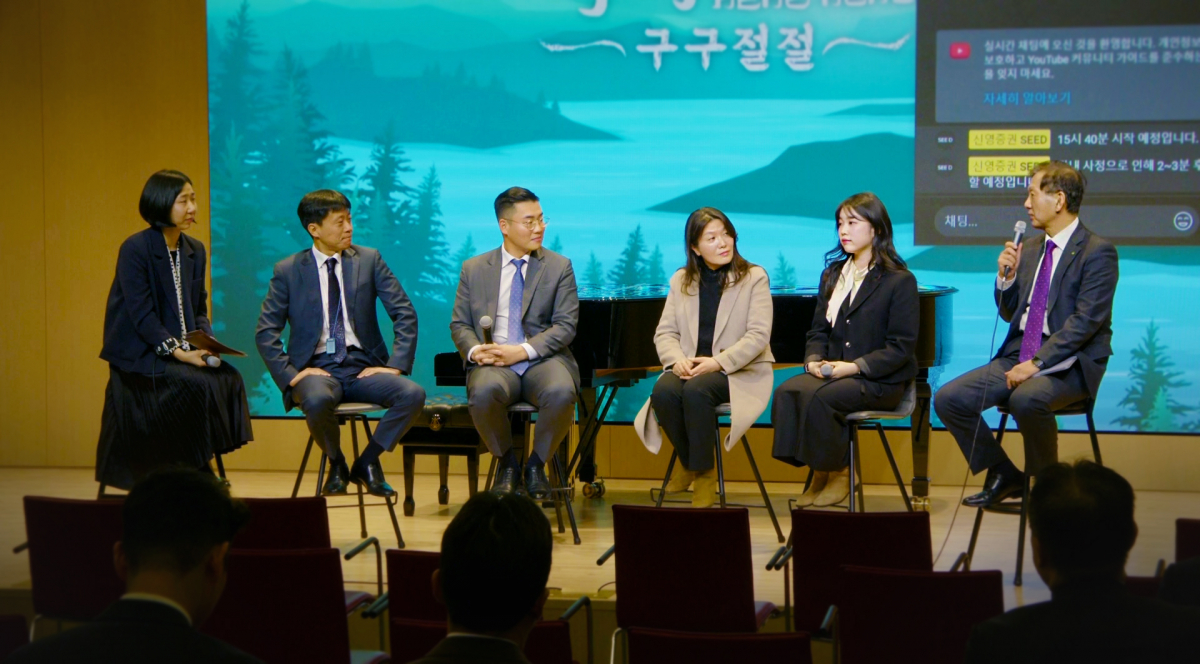 ▲신영증권 황성엽 대표이사(오른쪽)가 새해를 맞아 임직원들과 다양한 주제에 대해 자유롭게 이야기 나누고 있다. (사진=신영증권)