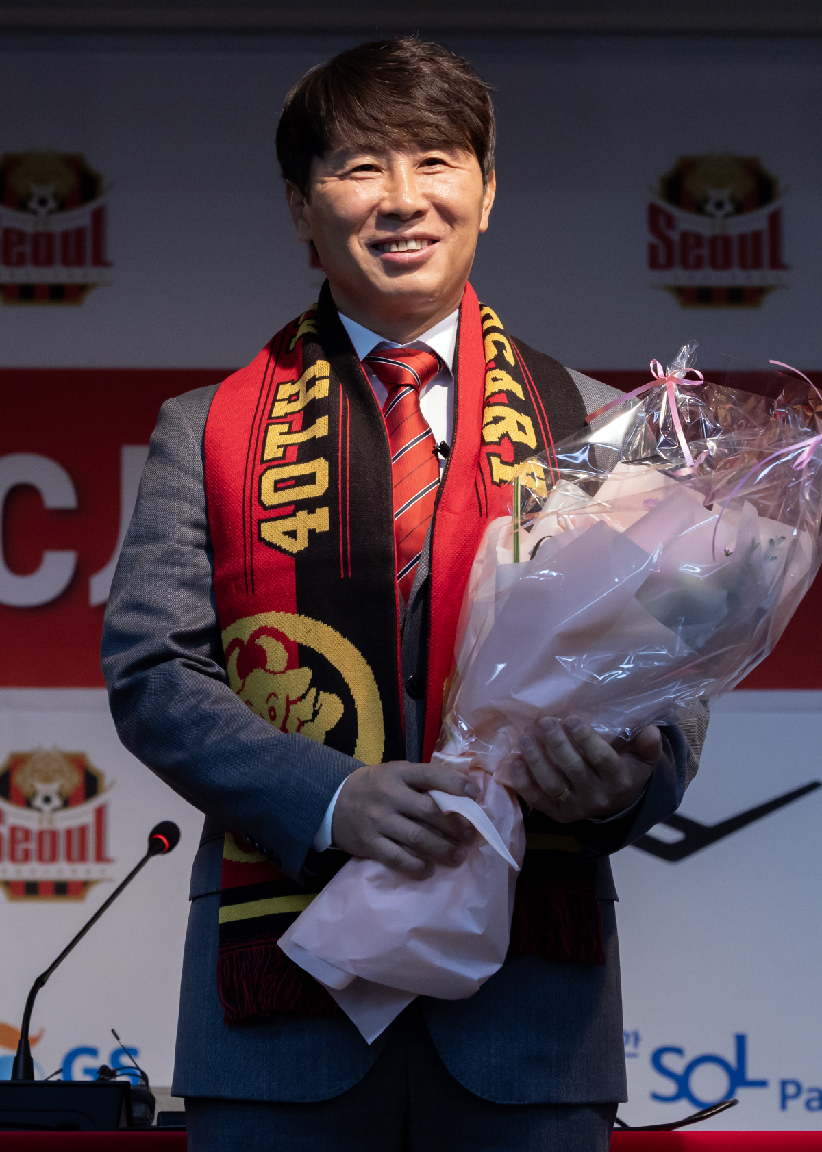 ▲FC서울 김기동 감독이 3일 오전 서울월드컵경기장에서 열린 취임 기자회견에서 기념촬영을 하고 있다. (연합뉴스)
