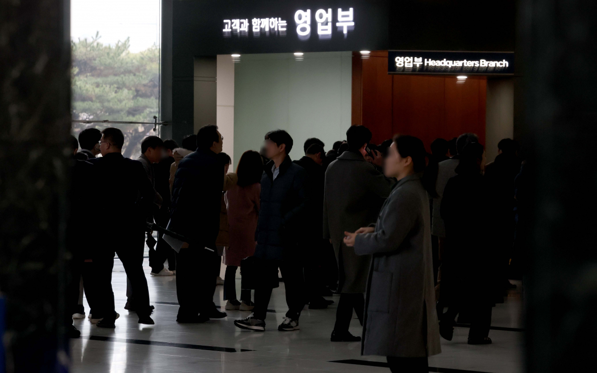 ▲태영건설의 워크아웃(기업재무구조개선) 신청 관련 채권단 설명회가 열린 3일 설명회장인 서울 여의도 산업은행 본점에서 관계자들이 발걸음을 옮기고 있다. 신태현 기자 holjjak@