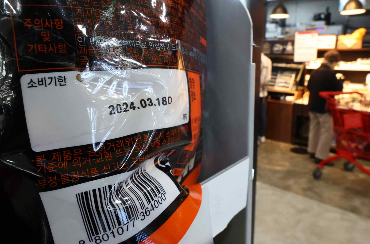 ▲유통기한 대신 소비기한 표시제도가 본격 시행된 1일 오후 서울 시내 한 대형마트 진열 상품에 소비기한이 표시돼 있다. (사진제공=연합뉴스)