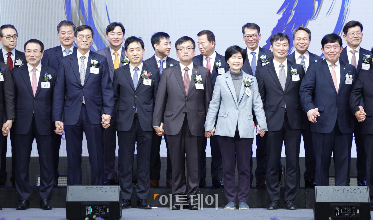 ▲3일 오후 서울 중구 롯데호텔에서 열린 2024 범금융 신년인사회에서 참석자들이 기념촬영을 하고 있다. 앞줄 왼쪽 두번째부터 이창용 한국은행  총재, 김주현 금융위원회 위원장, 최상목 경제부총리 겸 기획재정부 장관, 백혜련 국회 정무위원회 위원장, 이복현 금융감독원 원장, 윤창현 국민의힘 의원. 조현호 기자 hyunho@