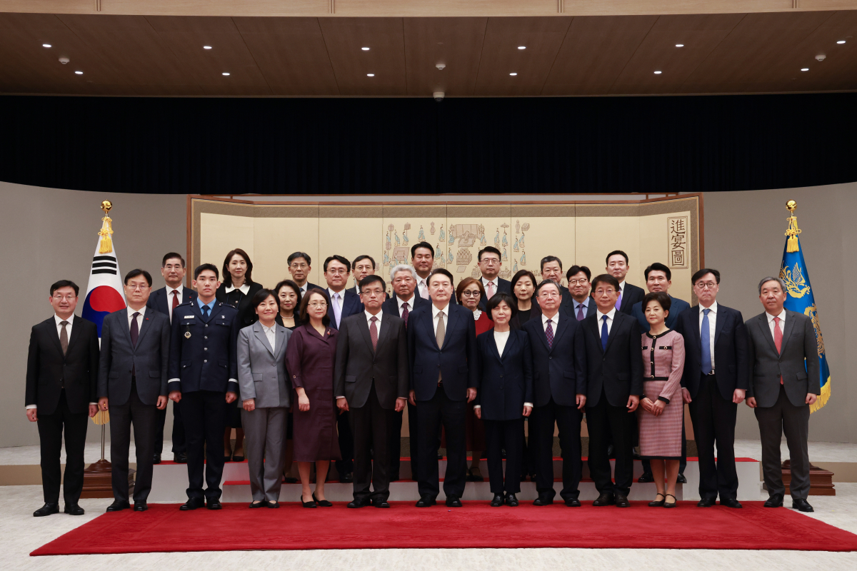 ▲윤석열 대통령이 3일 서울 용산 대통령실 청사에서 열린 부총리·장관급 임명장 수여식에서 최상목 부총리, 김홍일 방통위원장 등에게 임명장을 수여한 뒤 배우자 및 참모진과 함께 기념 촬영을 하고 있다. (연합뉴스)