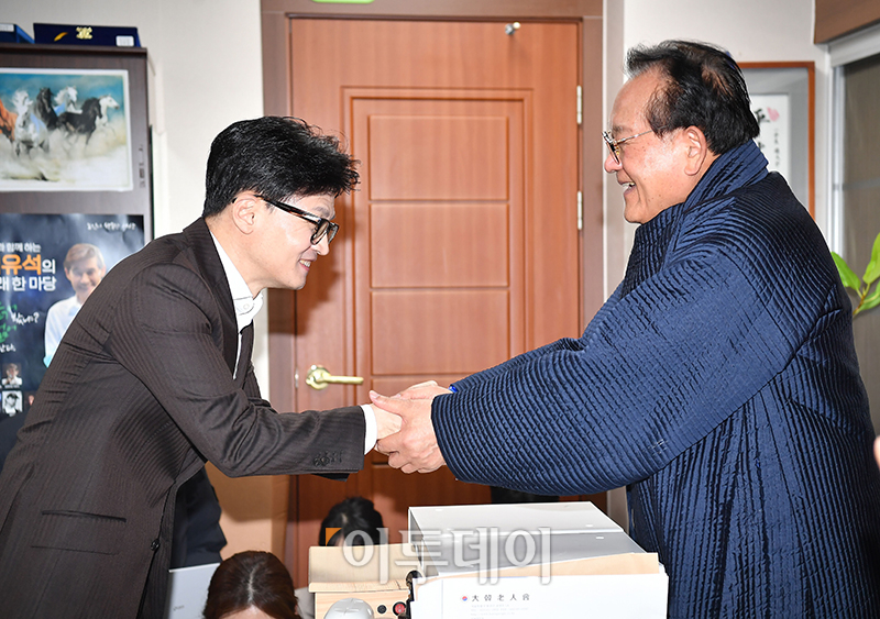 ▲한동훈(왼쪽) 국민의힘 비상대책위원장이 3일 서울 용산구 대한노인회 중앙회를 방문해 김호일 대한노인회장에게 민경우 전 비대위원의 '노인 비하' 발언 논란 관련 사과를 한 후 면담하고 있다. 국회사진취재단
