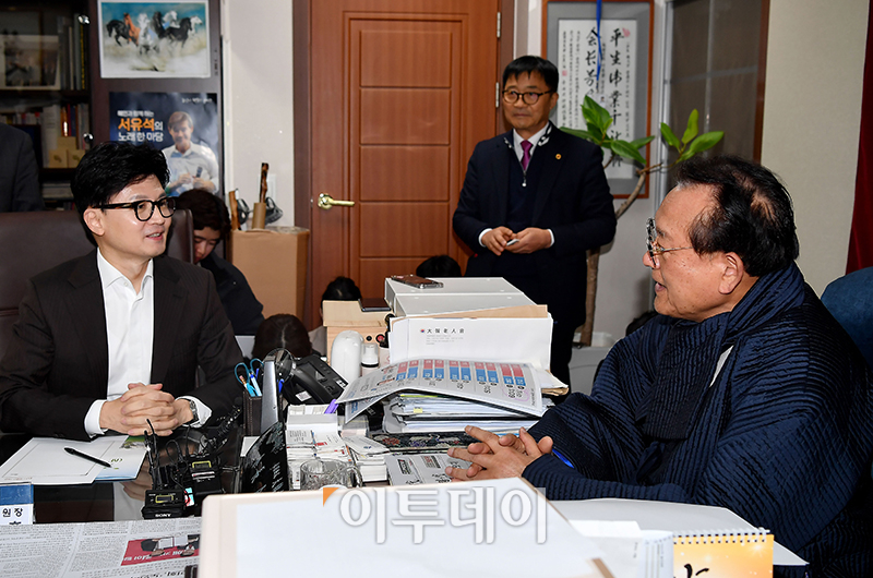 ▲한동훈(왼쪽) 국민의힘 비상대책위원장이 3일 서울 용산구 대한노인회 중앙회를 방문해 김호일 대한노인회장에게 민경우 전 비대위원의 '노인 비하' 발언 논란 관련 사과를 한 후 면담하고 있다. 국회사진취재단