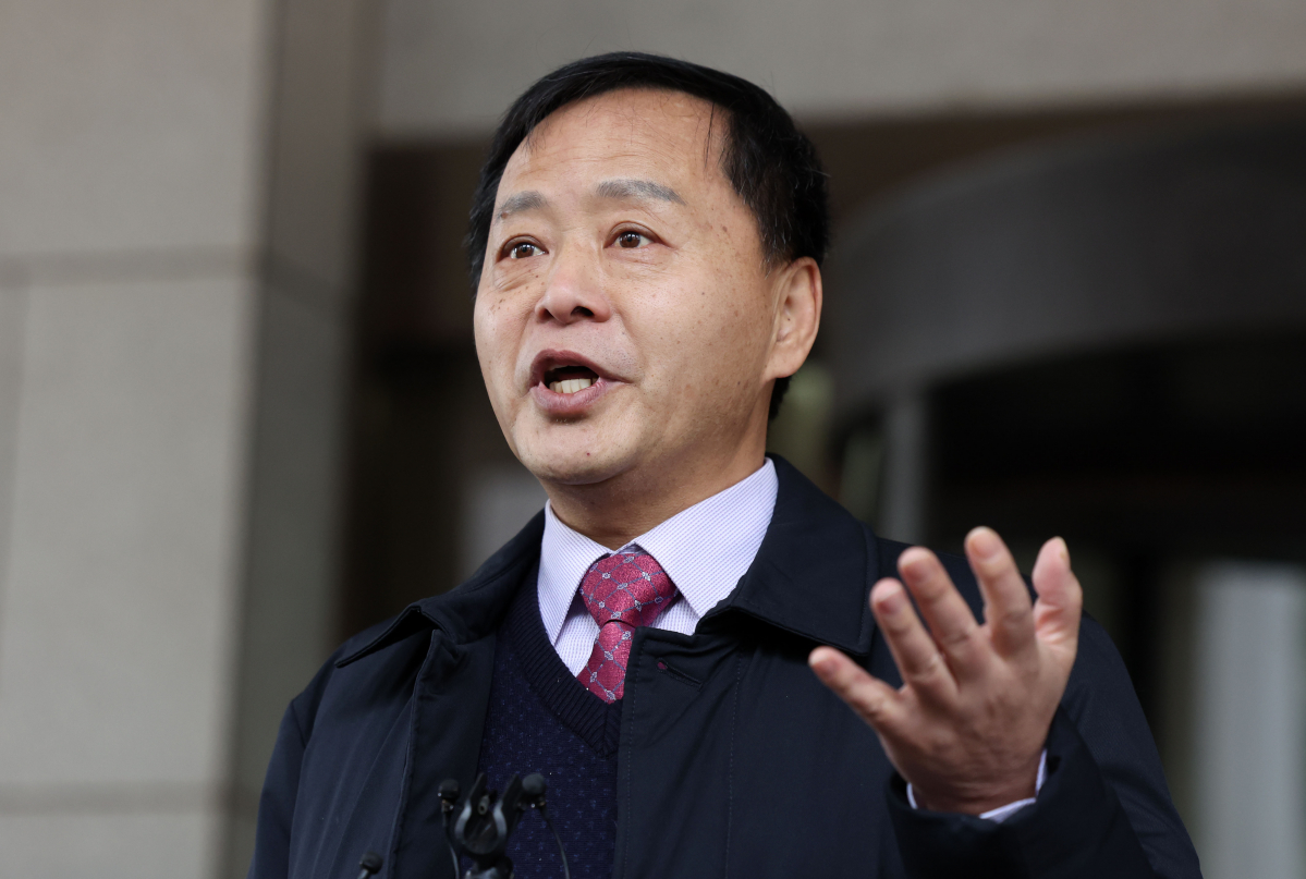 ▲양육비 미지급 부모 신상공개 사이트 '배드파더스' 운영자 구본창 씨가 1월 4일 서울 서초구 대법원에서 정보통신망법상 명예훼손 혐의 벌금 100만원 선고유예 판결을 받은 후 입장을 말하고 있다.  (뉴시스)